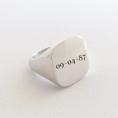 Anello quadrato con numero o data personalizzabile - Almas Gioielli