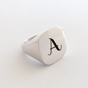 Anello quadrato con iniziale personalizzabile - Almas Gioielli