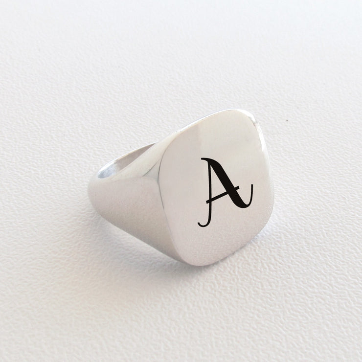 Anello quadrato con iniziale personalizzabile - Almas Gioielli