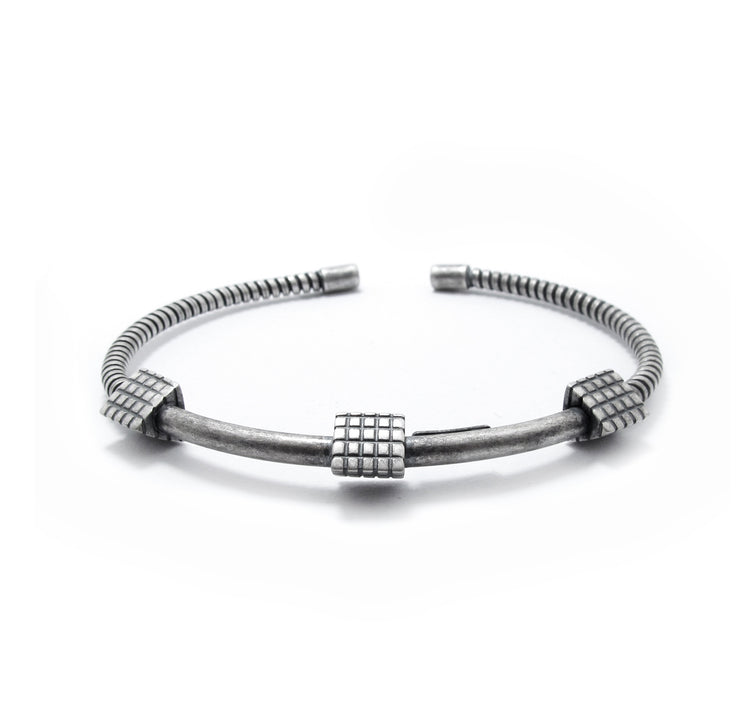 bracciale Almas Gioielli Bracciale rigido flessibile con borchie 